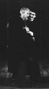 Amza Pellea (Piotr Konstantinovici Muromski), primul din stânga, alături de Șerban Ionescu, în Procesul, de A. Suhovo – Kobîlin, în regia lui Gheorghe Harag. Teatrul de Comedie, București, 1983. ©Arhiva Teatrului de Comedie