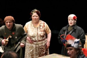 Dorina Lazăr (Zsuzsa), a doua din stânga, alături de Constantin Cojocaru (Istvan), primul din stânga, Rodica Mandache (Adel), a treia din stânga, și Irina Mazanitis (Mana), a patra din stânga în joi.megaJoy de Katalin Thuróczy în regia lui Radu Afrim. Teatrul Odeon București, 2006. © Teatrul Odeon