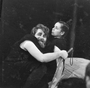 Scenă din Prințesa Turandot de Carlo Gozzi. Regia: Dan Micu. Teatrul de Stat din Târgu Mureș – secția română (azi, Teatrul Național din Târgu Mureș – Compania „Liviu Rebreanu”), 1971. © Teatrul Național din Târgu Mureș / Arhivă
