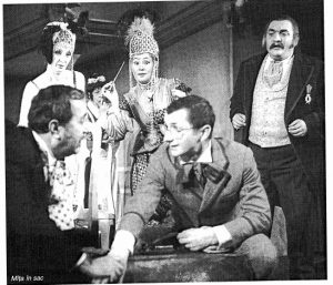 Scenă din Mîța în sac de Georges Feydeau. Regia: Dan Micu. „Nottara”, 1978. Doina Papp, Un destin spulberat: Dan, Editura Fundația Culturală „Camil Petrescu”; Revista ”Teatrul azi”(supliment), București, 2003, p. 259. © Doina Papp, Un destin spulberat: Dan, Editura Fundația Culturală „Camil Petrescu”; Revista ”Teatrul azi”(supliment), București, 2003
