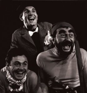Amza Pellea (Pietro), al treilea din stânga, alături de Dumitru Rucăreanu și Gheorghe Dinică, în Umbra, de Evgheni Șvarț, în regia lui David Esrig. Teatrul de Comedie, București, 1963. ©Arhiva Teatrului de Comedie