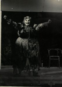 Melania Ursu (Madam Ubu) în Ubu rege, de Alfred Jarry. Scenografia: Virgil Svinţiu. Teatrul de păpuși “Puck” (azi, Teatrul “Puck”), Cluj-Napoca, 1980. Arhiva Teatrului Puck