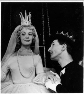 Sanda Toma (Prințesa), prima din stânga, alături de Gheorghe Dinică, în Umbra de Evghenii Svarț, în regia lui David Esrig, Teatrul de Comedie, 1963. @Arhiva Teatrului de Comedie;