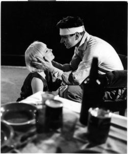 Sanda Toma (Daisy), prima din stânga, alături de Radu Beligan, în Rinocerii de Eugene Ionesco, în regia lui Lucian Giurchescu, Teatrul de Comedie, 1964. @Arhiva Teatrului de Comedie;