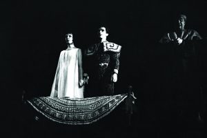 Sanda Toma (Cresida), prima din stânga, alături de Grigore Gonța și Florin Scărlătescu, în Troilus și Cresida de William Shakespeare, în regia lui David Esrig, Teatrul de Comedie, 1965. @Arhiva Teatrului de Comedie;