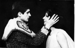 Sanda Toma (Cresida), a doua din stânga, alături de Grigore Gonța, în Troilus și Cresida de William Shakespeare, în regia lui David Esrig, Teatrul de Comedie, 1965. @Arhiva Teatrului de Comedie