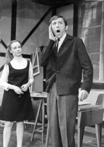 Sanda Toma (Liana Stilea), prima din stânga, alături de Virgil Ogășanu, în Nic nic de Anca Bursan și Gheorghe Panco, în regia lui Moni Ghelerter, Teatrul de Comedie, 1968. @Arhiva Teatrului de Comedie;