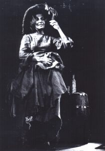 Sanda Toma (Kattrin) în Mutter Courage de Bertolt Brecht, în regia lui Lucian Giurchescu, Teatrul de Comedie, 1972. @Arhiva Teatrului de Comedie;