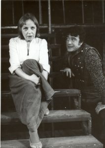 Sanda Toma (Grușa Vanadze), prima din stânga, alături de Sorin Gheorghiu, în Cercul de cretă caucazian de Bertolt Brecht, în regia lui Lucian Giurchescu, Teatrul de Comedie, 1977. @Arhiva Teatrului de Comedie;