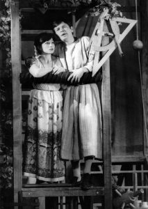 Virginia Mirea (Eunona) și Theo Cojocaru (Hecates) în Arma Secreta a lui Arhimede de Dumitru Solomon, regia Grigore Gonţa, Teatrul de Comedie,1982 © site Teatrul de Comedie