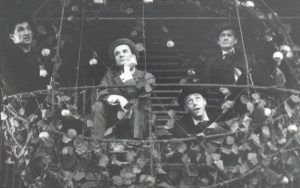 Decorul spectacolului în Capul de răţoi de George Ciprian, regia David Esrig, Teatru de Comedie, 1966 © site Teatrul de Comedie