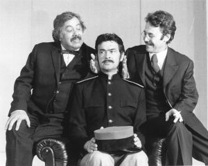 Alexandru Giurumia, Iurie Darie, Dumitru Rucăreanu în Plicul de Liviu Rebreanu, regia Lucian Giurchescu, Teatrul de Comedie, 1976 ©site Teatrul de Comedie