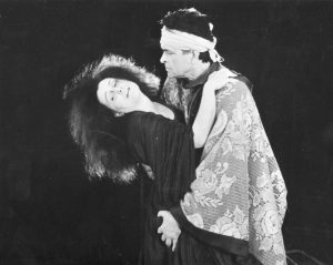 Gabriela Popescu (Constance), Iurie Darie (Filip) în Regele Ioan de William Shakespeare, regia Grigore Gonţa, Teatru de Comedie,1988 ©site Teatrul de Comedie