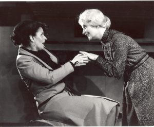 Sanda Toma (Maude), a doua din stânga, alături de Iarina Demian, în Harold și Maude de Colin Higgins, în regia Sandei Manu, Teatrul de Comedie, 23 decembrie 1980. @Arhiva Teatrului de Comedie;