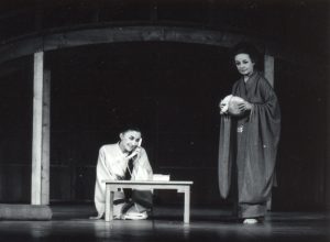 Sanda Toma (Toshie, Yoshida), a doua din stânga, alături de Simona Măicănescu, în Strigoi la Kitahama de Kobo Abe în regia Cătălinei Buzoianu, Teatrul de Comedie, 1982. @Arhiva Teatrului de Comedie;
