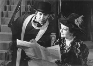 Sanda Toma (Baroana Duverger), a doua din stânga, alături de George Mihăiță, în Scaiul de Georges Feydeau, în regia lui Ion Lucian, Teatrul de Comedie, 1989. @Arhiva Teatrului de Comedie;