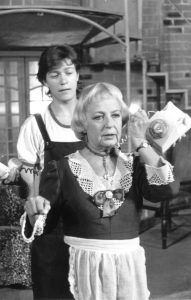 Sanda Toma (Dotty Otley și D-na Clackett), alături de Sandu Pop, în Scandal în culise de Michael Frayn, în regia lui Tudor Mărăscu, Teatrul de Comedie, 1993. @Arhiva Teatrului de Comedie;