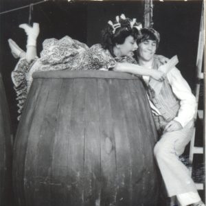 Sanda Toma (Zița), alături de George Mihăiță, în O noapte furtunoasă de I.L. Caragiale, în regia lui Lucian Giurchescu, Teatrul de Comedie, 1973. @Arhiva Teatrului de Comedie;
