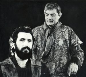 Şerban Ionescu, Silviu Stănculescu în Regele Ioan de William Shakespeare, regia Grigore Gonţa, Teatru de Comedie,1988 ©site Teatrul de Comedie