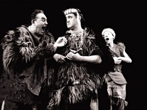 Dem Rădulescu (Aiax), Marin Moraru (Patrocle) în Trolius şi Cresida de William Shakespeare, regia David Esrig, Teatrul de Comedie 1965 ©site Teatrul de Comedie