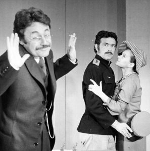Dumitru Rucăreanu, Iurie Darie, Stela Popescu în Plicul de Liviu Rebreanu, regia Lucian Giurchescu, Teatrul de Comedie, 1976 ©site Teatrul de Comedie