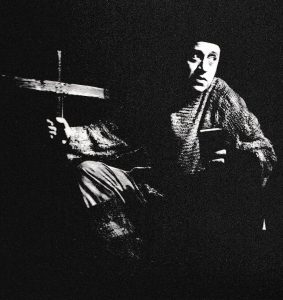 Cornel Vulpe(Predicatorul) în Mutter Courage de Bertolt Brecht, regia Lucian Giurchescu, Teatrul de Comedie, 1972 © site Teatrul de Comedie