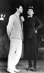 Iurie Darie(Învățatul), Gheorghe Dinică în Umbra de Evgheni Şvarţ, regia David Esrig, Teatrul de Comedie, 1963 ©site Teatrul de Comedie