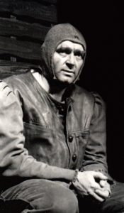 Mircea Albulescu, în spectacolul în Mutter Courage de Bertolt Brecht, regia Lucian Giurchescu / Mutter Courage, Teatrul de Comedie, 1972 ©site Teatrul de Comedie