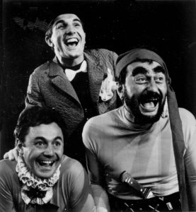 Gheorghe Dinică (în centru), Dumitru Rucăreanu(Cezar Borgia), Amza Pellea (Pietro) în Umbra de Evgheni Şvarţ, regia David Esrig, Teatrul de Comedie, 1963 ©site Teatrul de Comedie