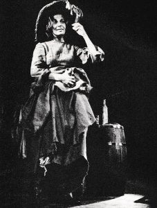 Sanda Toma (Katrin) în Mutter Courage de Bertolt Brecht, regia Lucian Giurchescu, Teatrul de Comedie, 1972 ©site Teatrul de Comedie