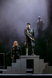 Ansamblu scenografic (plan general) în Nabucco, de Giuseppe Verdi, regia, Rareş Zaharia, Theater am Bismarckplatz, Regensburg ©foto Jochen Quast
