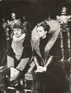 Illyés Kinga (Valois Erzsébet), tőle balra Zalányi Gyula, Friedrich Schiller Don Carlos, rendezte Kincses Elemér