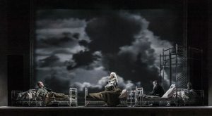 Ansamblu scenografic (plan general) și light design în spectacolul Doktor Schiwago de Boris Pasternak regia Silviu Purcarete, Theater Regensburg, 2015 ©Juaquin Quast