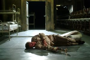 Scenografie Troilus și Cresida, de William Shakespeare, regia lui Silviu Purcarete. “Katona József” Színház, Budapesta, 2005 © foto Nicu Cherciu