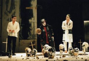 Radu Bânzaru (Laertes), Sorin Leoveanu (Hamlet) și Luiza Cocora (Ofelia) în Hamlet, de William Shakespeare, regia Vlad Mugur, Teatrul Naţional Cluj-Napoca, 2001 ©site TNCJ