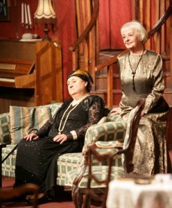 Tamara Buciuceanu Botez (Deirdre O’Malley), de la stânga la dreapta alături de Sanda Toma, în Așteptând la arlechin, de Noel Coward, în regia lui Ion Cojar, Teatrul Național „Ion Luca Caragiale” București, 2002, © TNB;