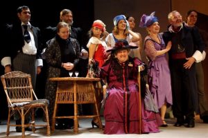 Tamara Buciuceanu Botez (Mamouret), așezată pe scaun, în Mamouret, de Jean Sarment, în regia lui Dinu Cernescu, Teatrul „Lucia sturdza Bulandra” București, 2006, © Teatrul Bulandra;