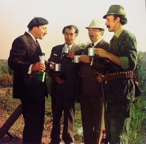 Ovidiu Schumacher (Scriitorul) primul din dreapta, alături de Octavian Cotescu, Toma Caragiu și Marin Moraru în Operațiunea „Monstrul”, 1976
