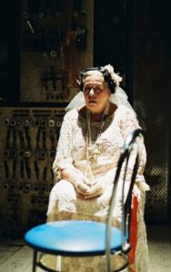 Ildikó Jarcsek-Zamfirescu (Semiramida), în Scaunele, de Eugène Ionesco, în regia lui Victor Ioan Frunză, Teatrul German de Stat din Timișoara, 2005, arhiva teatrului