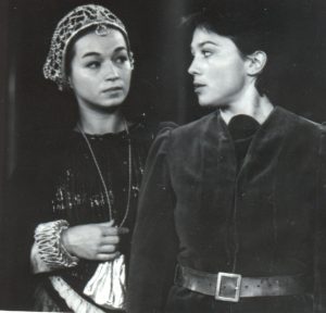 Aurora Leonte (Silvia) și Virginia Mirea (Iulia) în Doi tineri din Verona, de William Shakespeare. Teatrul de Comedie, București, 1983. Arhiva Teatrului de Comedie. ©Teatrul de Comedie