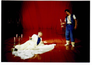 Sergiu Tudose (Isidoro) și Teodor Corban (Titta-Nane) în Gâlcevile din Chioggia, de Carlo Goldoni. Teatrul Național, Iași, 1999. Arhiva Teatrului Național Iași. ©Teatrul Național Iași