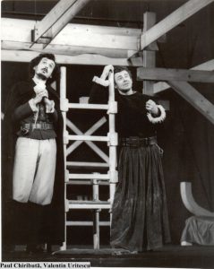 Paul Chiribuță (Marrall) și Valentin Uritescu (Giles Overreach) în Răfuiala, de Philip Massinger. Teatrul Tineretului, Piatra Neamț, 1976. Arhiva Teatrului Tineretului. ©Teatrul Tineretului Piatra Neamț