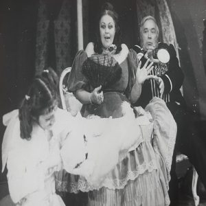 Ildikó Jarcsek-Zamfirescu (Chirița), a doua din stânga, alături de Peter Schude și Anke Gusbeth, în Chirița în provinție, de Vasile Alecsandri, în regia lui Bogdan Ulmu, Teatrul German de Stat din Timișoara, 1984, arhiva teatrului
