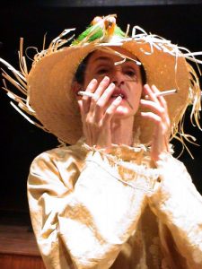 Emilia Dobrin în Înșir’te mărgărite, de Victor Eftimiu. Teatrul Nottara, București, 2003. Arhiva Teatrului Nottara București. ©Teatrul Nottara