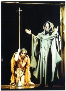 Marin Moraru (Pustnicul), în Saragosa – 66 de zile, de Jan Potocki, în regia lui Alexandru Dabija. Teatrul „Odeon” București, 1999. ©Arhiva Teatrului Odeon