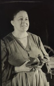Ildikó Jarcsek-Zamfirescu (Anna Fierling), în Mutter Courage, de Bertolt Brecht, în regia lui Darida István-András, Teatrul German de Stat din Timișoara, 1988, arhiva teatrului