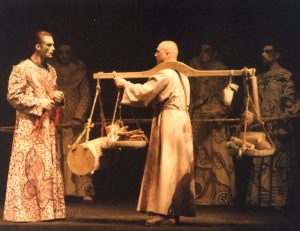 Radu Băițan și Tudor Tăbăcaru în Orfanul Zhao, de Ji Junxiang. Teatrul Tineretului, Piatra Neamț, 1995. Arhiva Teatrului Tineretului. ©Teatrul Tineretului Piatra Neamț