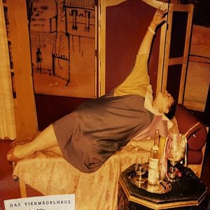 Ildikó Jarcsek-Zamfirescu (Mama), în Casa cu patru fete, în regia lui Diogene V. Bihoi, Teatrul German de Stat din Timișoara, 1992, arhiva teatrului