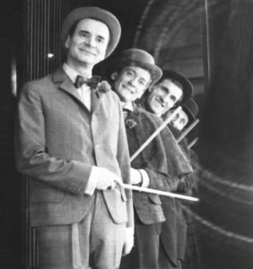 Radu Beligan (Ciriviș), primul din stânga, alături de Mihai Pălădescu (Macferlan), al doilea din stânga, Gheorghe Dinică (Pentagon), al doilea din dreapta și Marin Moraru (Bălălău), primul din dreapta în Capul de rățoi, de George Ciprian, în regia lui David Esrig. Teatrul de Comedie București, 1966. ©Arhiva Teatrului de Comedie