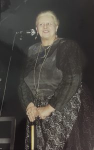 Ildikó Jarcsek-Zamfirescu (Mama Moor), în Hoții, de Friedrich Schiller, în regia lui Clemens Bechtel, Teatrul German de Stat din Timișoara, 2000, arhiva teatrului